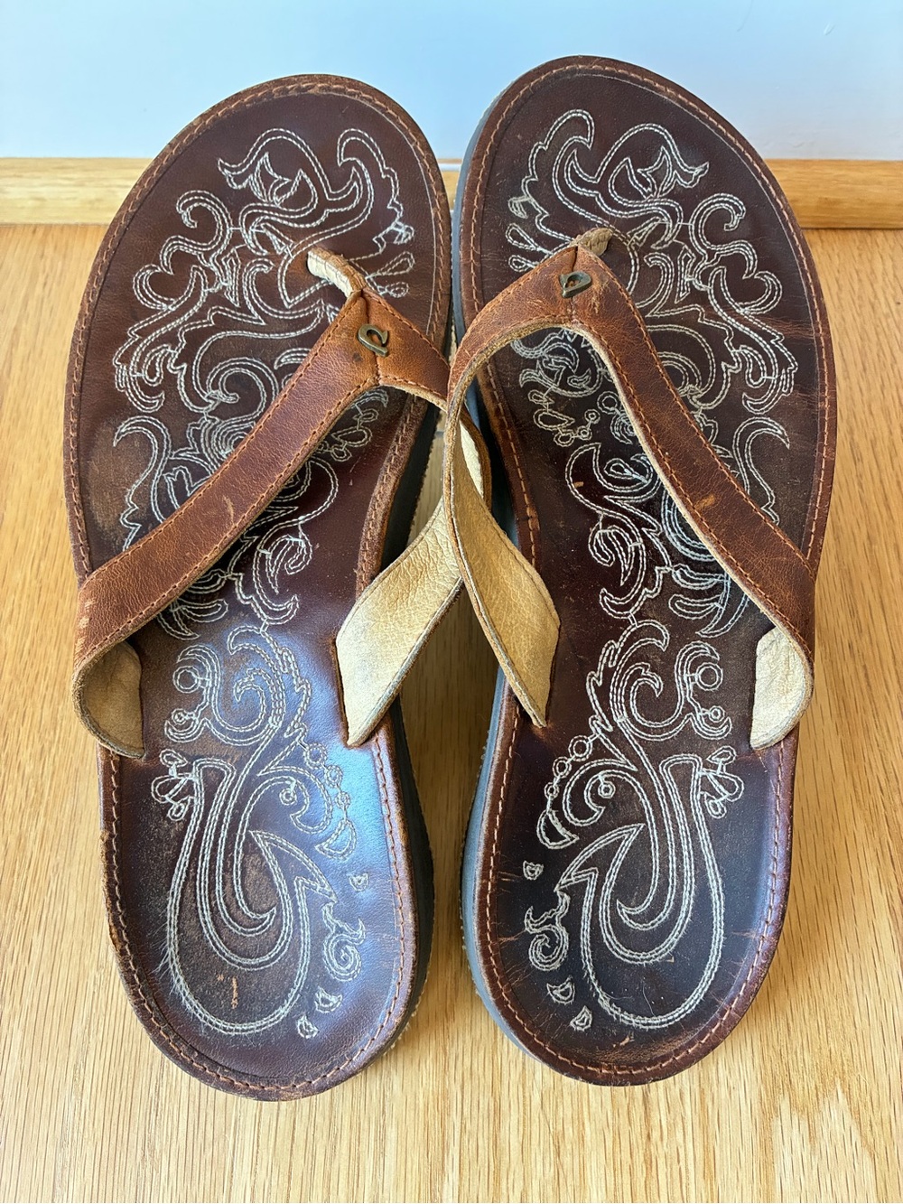 Olukai Paniolo Womens size 8 (38) shoes Brown Leather Thong Toe Post flip flops